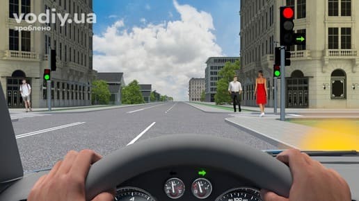 Червоний сигнал світлофора з увімкненою зеленою стрілкою в додатковій секції праворуч, пішоходи на тротуарі біля перехрестя.