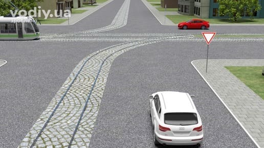 Дорожній знак 2.1 «Дати дорогу», білий автомобіль перед перехрестям з трамвайними коліями, червоний автомобіль та трамвай на головній дорозі.