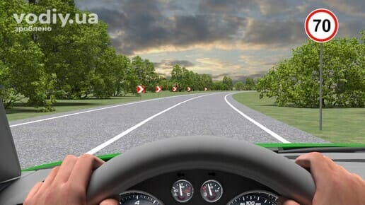 Дорожні знаки 3.29 «Обмеження максимальної швидкості», 1.4.1 «Напрямок повороту» на закругленні дороги, вид з місця водія на спідометр