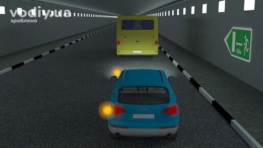 Легковий автомобіль з увімкненим лівим покажчиком повороту позаду автобуса в тунелі, дорожній знак 5.80.1 «Покажчик напрямку та відстані до аварійного виходу»