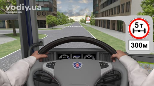 Дорожні знаки 3.16 «Рух транспортних засобів, навантаження на вісь яких перевищує 5 т, заборонено» та 7.1.1 «Відстань до об’єкта» перед перехрестям.