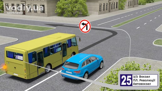 Жовтий маршрутний автобус та синій автомобіль перед перехрестям, дорожній знак 3.23 «Поворот ліворуч заборонено».