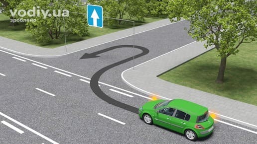 Зелений автомобіль на дорозі з одностороннім рухом, дорожній знак 5.5 «Дорога з одностороннім рухом», траєкторія розвороту на перехресті.