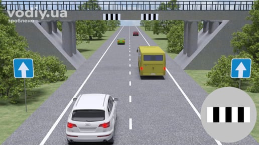 Вертикальна дорожня розмітка 2.2.1 на прогоні мосту над дорогою, дорожній знак 5.5 «Дорога з одностороннім рухом», автобус та автомобілі на трасі.