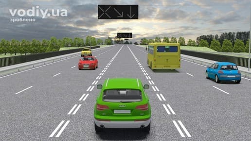 Зелений автомобіль на смузі з розміткою 1.9, вимкнені реверсивні світлофори, рух по дорозі з реверсивною смугою.