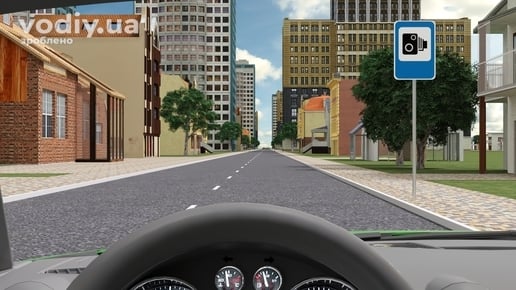 Дорожній знак 5.76 «Автоматична відеофіксація порушень Правил дорожнього руху» на узбіччі міської вулиці, вид з місця водія автомобіля.