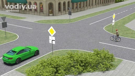 Зелений автомобіль та велосипедист на перехресті, дорожні знаки 2.3 «Головна дорога» та 7.8 «Напрямок головної дороги». Черговість проїзду.