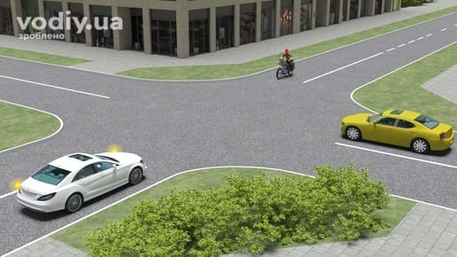 Черговість проїзду рівнозначного перехрестя, білий автомобіль з увімкненим лівим поворотом, жовте авто та мотоцикліст на дорозі.