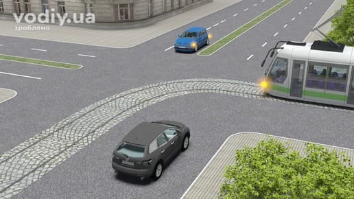 Чорний та синій автомобілі на нерегульованому перехресті з трамваєм, синій автомобіль увімкнув лівий покажчик повороту.