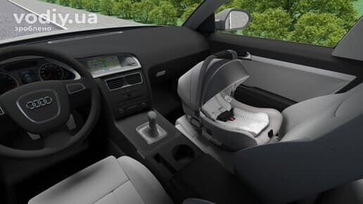 Дитяче автокрісло встановлене проти напрямку руху на передньому пасажирському сидінні автомобіля.