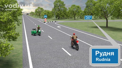 Дорожні знаки 5.51 «Початок населеного пункту», 4.9 «Об’їзд перешкоди з правого або лівого боку», мотоцикли на дорозі поза населеним пунктом.