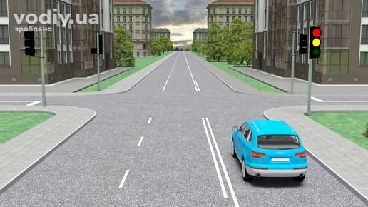 Блакитний автомобіль перед перехрестям, червоний і жовтий сигнали світлофора одночасно, міська дорога з будинками та деревами.