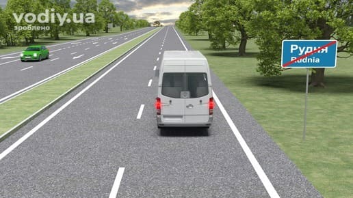 Дорожній знак 5.52 «Кінець населеного пункту», рух мікроавтобуса по дорозі з окремими проїзними частинами та розділювальною смугою