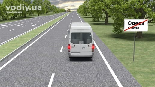 Дорожній знак 5.50 «Кінець населеного пункту», мікроавтобус на дорозі з розділювальною смугою за межами міста