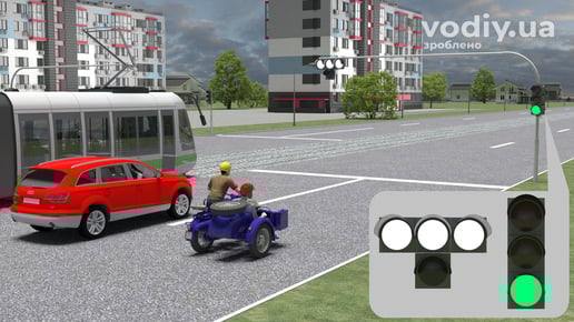 Трамвай, червоний автомобіль та синій мотоцикл перед перехрестям, зелений сигнал світлофора та три верхні білі сигнали трамвайного світлофора.