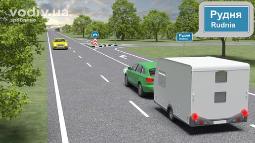 Легковий автомобіль із причепом на дорозі, дорожні знаки: 5.51 «Початок населеного пункту», 4.9 «Об’їзд перешкоди з правого або лівого боку».