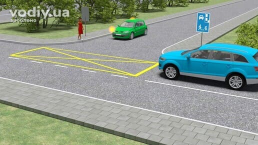 Зелений автомобіль виїжджає з житлової зони, дорожній знак 5.34 «Житлова зона», синій автомобіль на дорозі та пішохід на тротуарі.