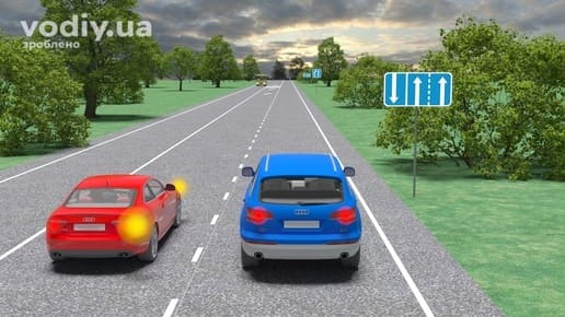 Червоний автомобіль з увімкненим покажчиком повороту та синій автомобіль на дорозі, дорожній знак 5.17.1 «Напрямок руху по смугах».