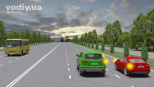 Одночасне перестроювання червоного та зеленого автомобілів на дорозі з декількома смугами, увімкнені покажчики поворотів.