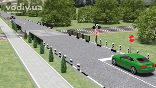 Зелений автомобіль перед залізничним переїздом, дорожні знаки 2.2 «Проїзд без зупинки заборонено», 1.29 «Одноколійна залізниця», світлофор.
