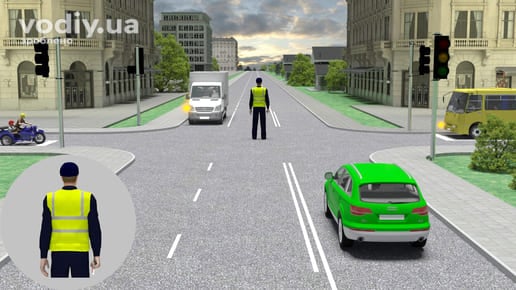 Регулювальник на перехресті стоїть спиною до зеленого автомобіля, руки опущені, вимкнені світлофори, вантажівка та автобус на бічних дорогах.