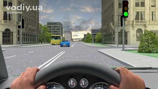 Вигляд з місця водія на перехрестя, зелений сигнал світлофора, зустрічні автобус та автомобіль, край проїзної частини.