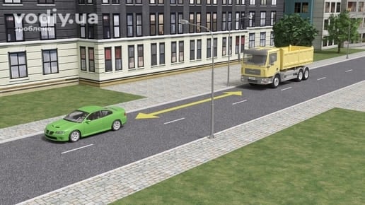 Зелений легковий автомобіль та жовта вантажівка на дорозі в місті, безпечна дистанція між транспортними засобами.