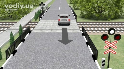 Автомобіль на залізничному переїзді, дорожні знаки 1.29 «Одноколійна залізниця», 1.30 «Багатоколійна залізниця», рух заднім ходом через колії.