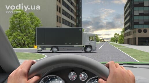 Вантажний автомобіль виїжджає на перехрестя перед легковим авто, створення аварійної ситуації на головній дорозі.