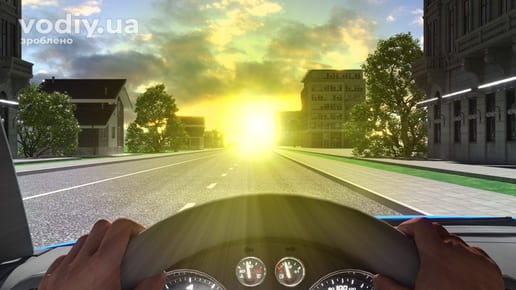 Яскраве сонце засліплює водія автомобіля під час руху дорогою в місті, руки на кермі, вигляд з кабіни авто.