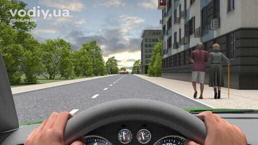 Люди похилого віку на тротуарі біля проїзної частини, вид з місця водія автомобіля, безпека пішоходів у місті.