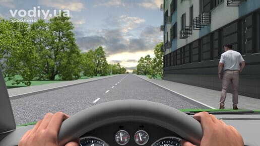 Пішохід на краю проїзної частини перед автомобілем, вид з місця водія, безпека дорожнього руху.