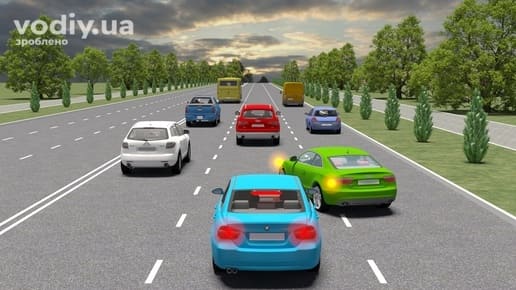 Зелений автомобіль різко перелаштовується перед синім авто, створюючи аварійну ситуацію в транспортному потоці на багатосмуговій дорозі.