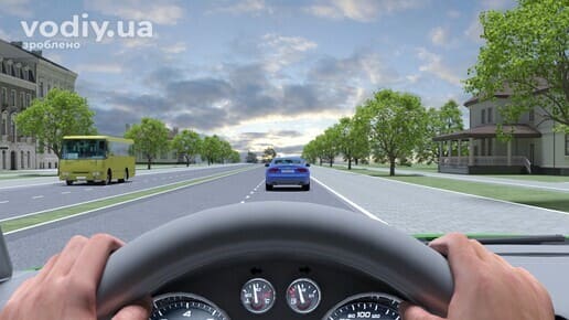 Руки водія на кермі під час тривалої поїздки, вид з місця водія на дорогу, синій автомобіль та жовтий автобус попереду.