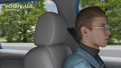 Правильне налаштування підголівника автомобільного сидіння для захисту шиї водія від травм.