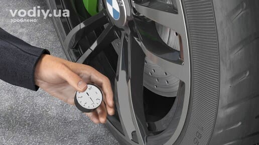 Перевірка тиску в шинах автомобіля за допомогою манометра, вплив тиску на витрату пального.