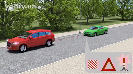 Буксирування автомобіля на гнучкому зчепленні, знак аварійної зупинки та миготливий червоний ліхтар для позначення транспортного засобу.