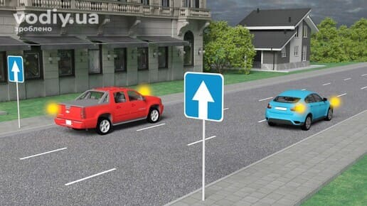 Дорожній знак 5.5 «Дорога з одностороннім рухом», червоний та блакитний автомобілі з увімкненими покажчиками повороту біля країв проїзної частини.