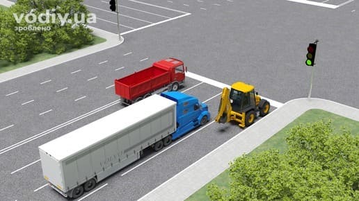 Вантажівки та трактор на дорозі з трьома смугами перед перехрестям, зелений сигнал світлофора, розташування транспортних засобів на проїзній частині.