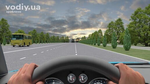 Рух автомобіля по дорозі з декількома смугами, розмітка 1.5, жовтий автобус на зустрічній смузі, вид з кабіни водія.