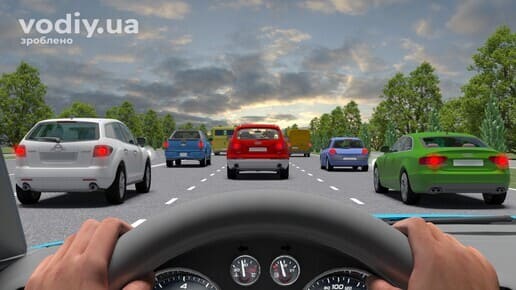 Інтенсивний рух автомобілів на дорозі з декількома смугами, вид з місця водія за кермом. Перестроювання під час затору або щільного потоку.