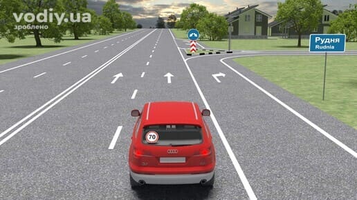 Червоний автомобіль на дорозі поза населеним пунктом, дорожні знаки: 5.51 «Початок населеного пункту», 4.9 «Об’їзд перешкоди з правого або лівого боку».