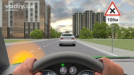 Дорожні знаки 1.21 «Перехрещення рівнозначних доріг», 7.1.1 «Відстань до об’єкта», зелений автомобіль з увімкненим покажчиком повороту перед обгоном.