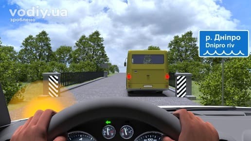 Жовтий автобус на мосту через річку Дніпро, дорожній знак 5.65.1 «Назва об’єкта», обгін на мосту.