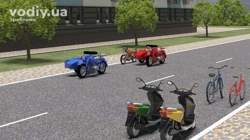 Мотоцикли з боковим причепом, скутери, велосипеди та мопед на проїзній частині біля краю дороги, правила стоянки транспортних засобів у два ряди.