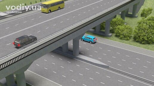 Зупинка автомобілів на шляхопроводі та під ним, чорний позашляховик на мосту, блакитний автомобіль під мостом та жовтий автобус.