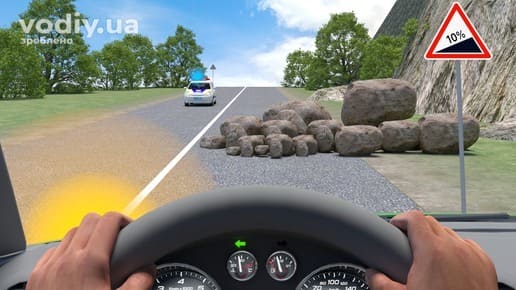 Поліцейський автомобіль з увімкненим синім проблисковим маячком на спуску та дорожній знак 1.6 «Крутий підйом» перед перешкодою на дорозі.