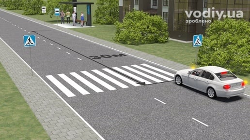 Білий автомобіль зупинився одразу за пішохідним переходом, дорожні знаки 5.38.1, 5.38.2 «Пішохідний перехід», зупинка біля автобусної зупинки.