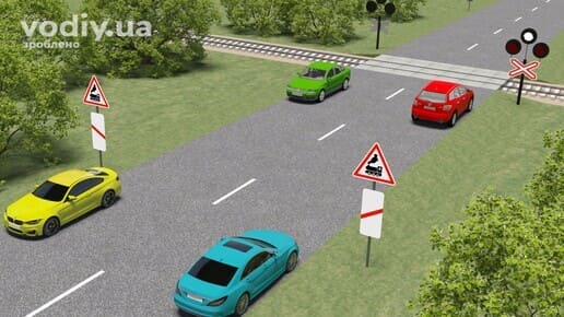 Стоянка автомобілів біля залізничного переїзду, дорожні знаки 1.28, 1.31.3, 1.31.6, 1.29 та світлофорна сигналізація на переїзді