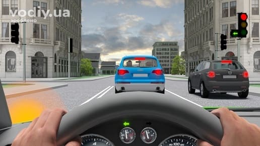 Синій автомобіль перед світлофором, червоний сигнал та зелена стрілка в додатковій секції ліворуч, увімкнений покажчик повороту на панелі приладів.